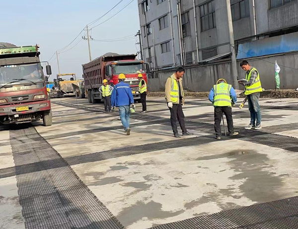定安老材料的新故事：玻璃纤维土工格栅如何在‘白改黑’浪潮中重获新生？